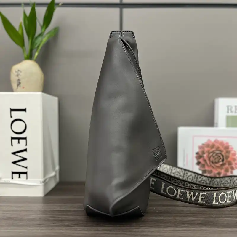 L0ew* bags 2404ya0083