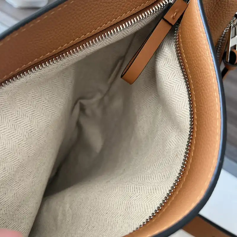 L0ew* bags 2404ya0090