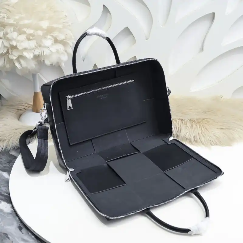 bo*te*ga Ve*ne*ta bags 2406ya0001