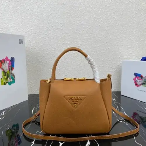 Pra*a bags 2012sh0042