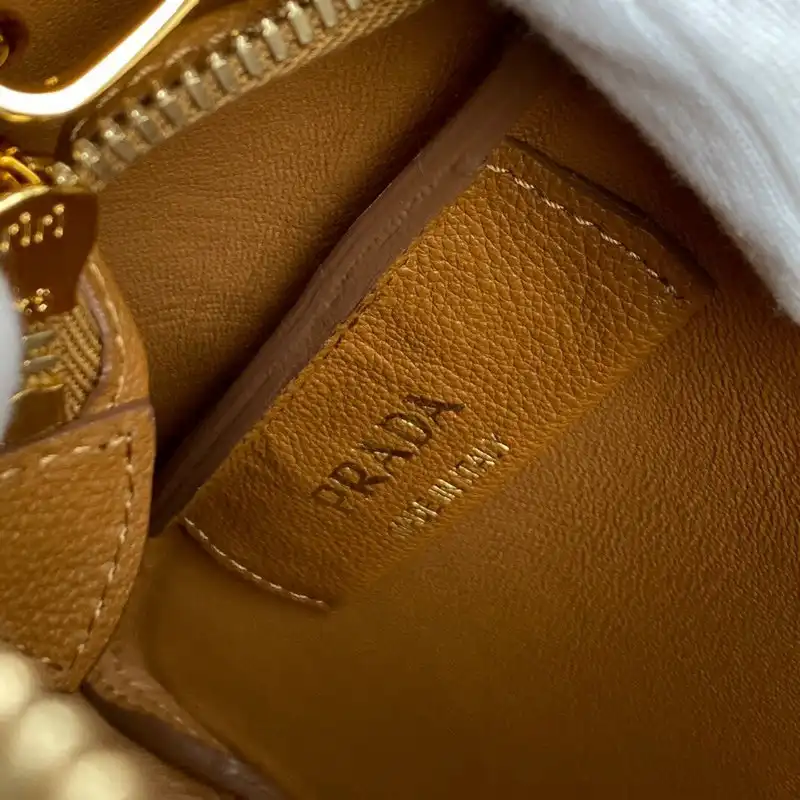 Pra*a bags 2012sh0042