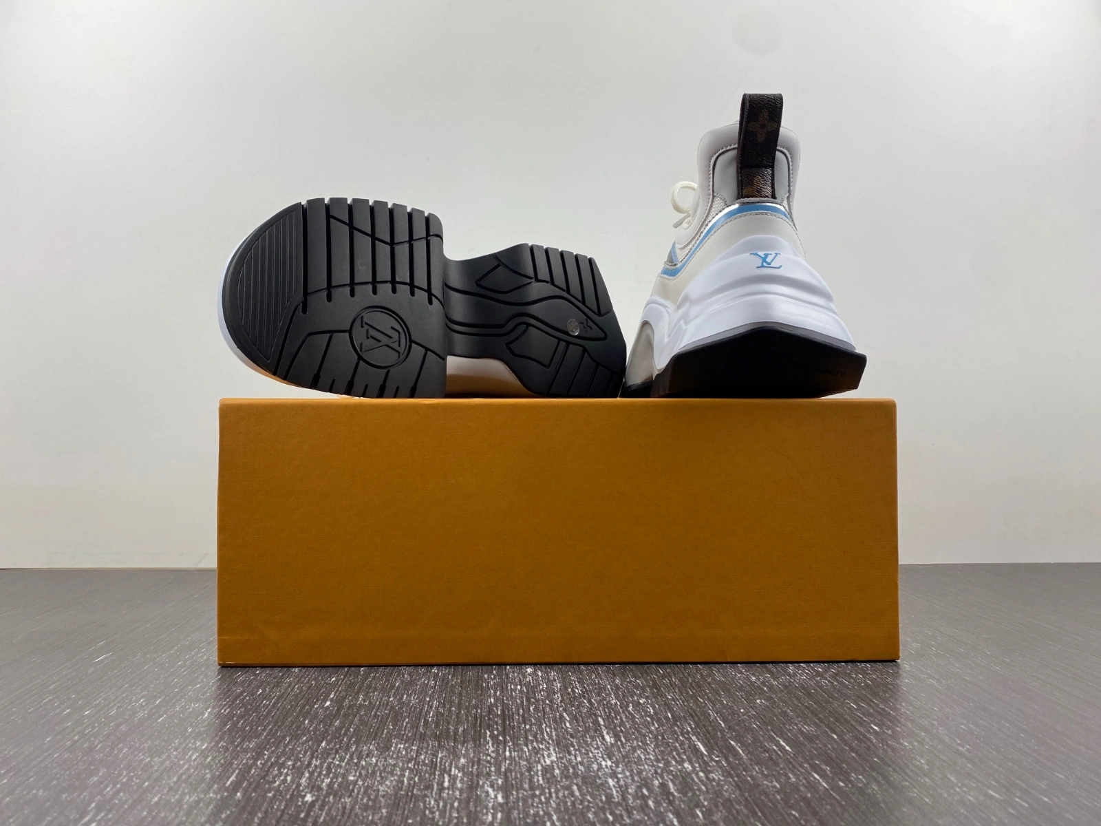 quickdry 1 V*t0n archlight sneakers lv 2135