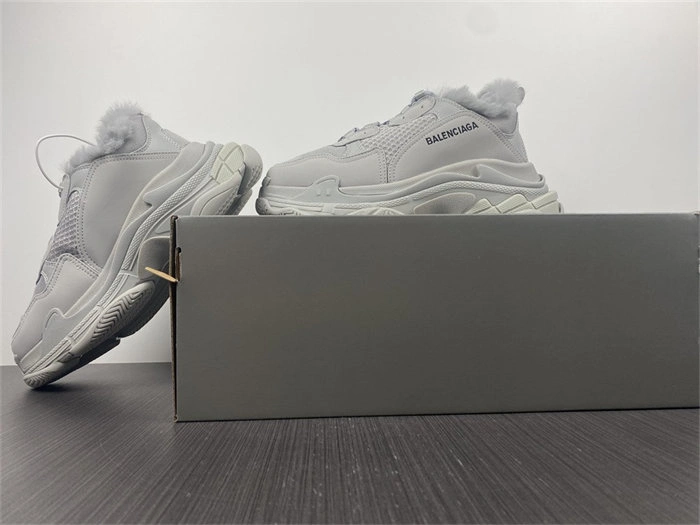 blcg triple s fake fur grey  668563 w3cq5 S*pportive 4433