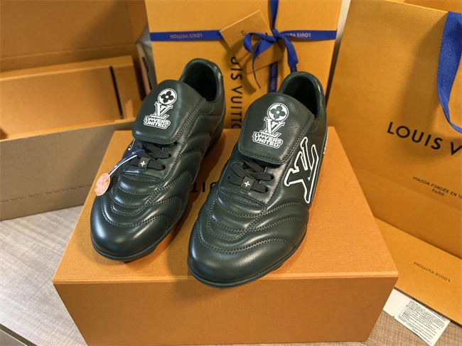 l0*is V*t0n sleek 1667