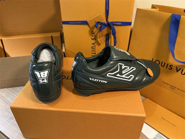 l0*is V*t0n sleek 1667